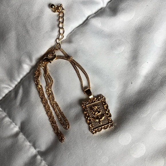 Rose plate pendant necklace! 💞🌹 - Picture 2 of 4